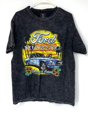 Ford mustang graphic t shirt men’s M/L
